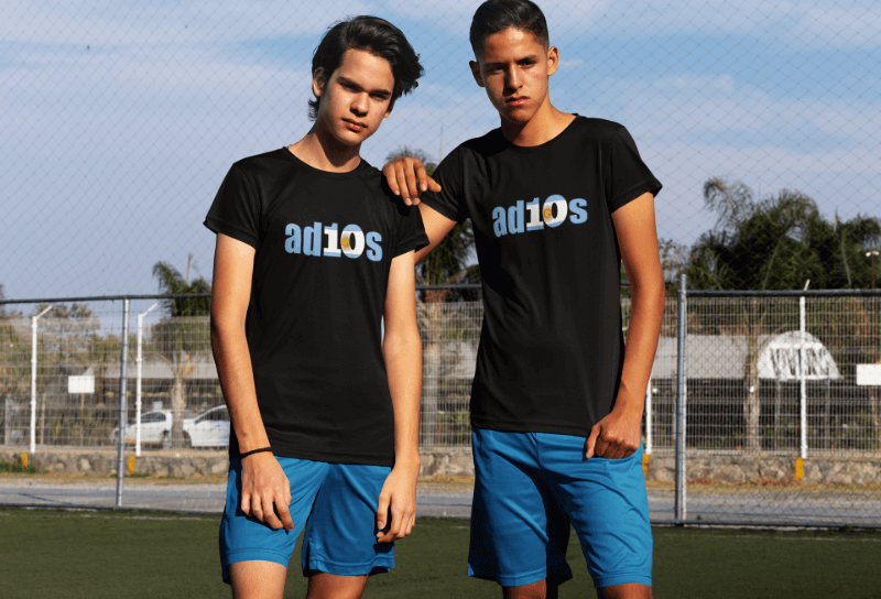 Deux adolescent hommage maradonna avec un teeshirt football ad10s