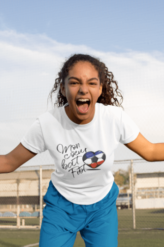Adolescente fille criant sa passion pour le football