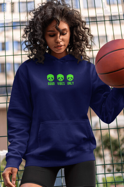 Geekette dans un sweat à capuche tenant son ballon de basket