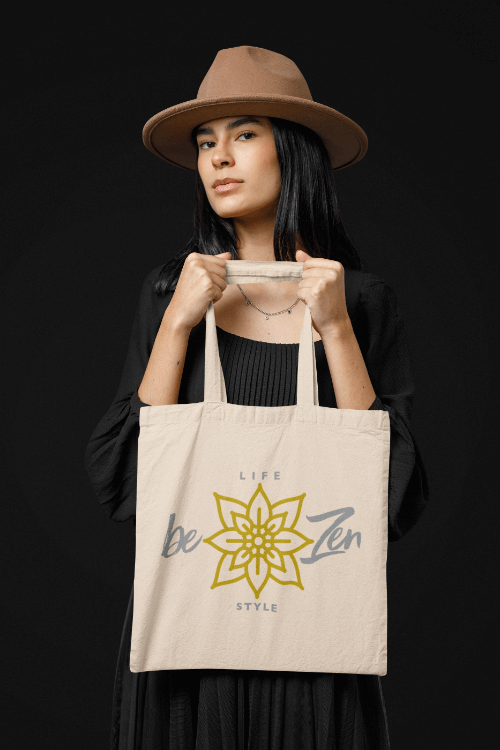 Jolie jeune femme très mode pose avec un totebag