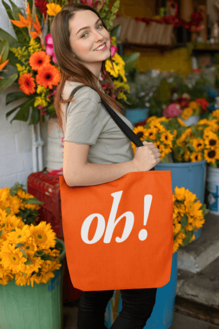 Jeune femme avec un totebag orange à message
